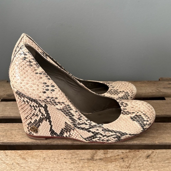 Tory Burch Astoria Snake-Print Wedge Pump Size 8 A30 - Picture 7 of 10